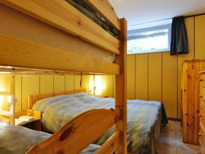 Giường trong phòng chung tại Apartment Cesa Fraines-2 by Interhome