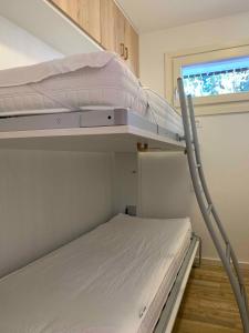 Postel nebo postele na pokoji v ubytování Bilocale Mandron 105