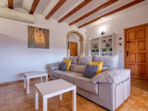 sala de estar con sofá y mesa en Villa Villa Preciosa by Interhome, en Jávea