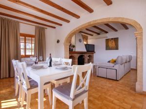 comedor con mesa blanca y sillas en Villa Villa Preciosa by Interhome, en Jávea