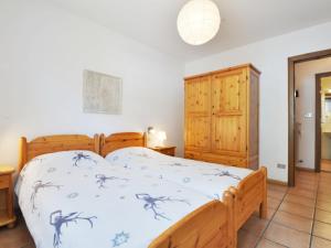 Schlafzimmer mit einem Bett und einem Holzschrank in der Unterkunft Apartment Cesa Manzini-3 by Interhome in Canazei