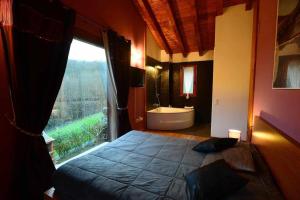 1 dormitorio con cama grande y ventana grande en Casa Angiz etxea, en Sumbilla