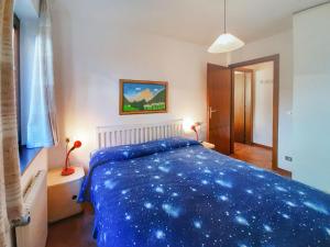 Säng eller sängar i ett rum på Apartment Roacia by Interhome
