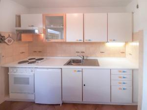 Dapur atau dapur kecil di Apartment Roacia by Interhome