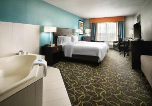 Postel nebo postele na pokoji v ubytování Holiday Inn Express Hotel and Suites DFW-Grapevine by IHG
