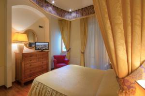 A bed or beds in a room at Hotel Giardino