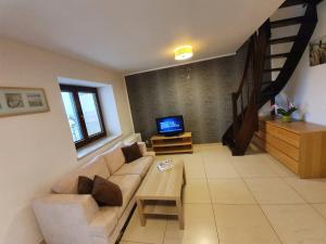 Televízia a/alebo spoločenská miestnosť v ubytovaní LIDO Apartamenty