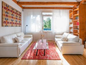 - un salon avec deux canapés blancs et une table dans l'établissement Apartment Villa Marie by Interhome, à Purkersdorf