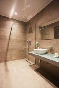 J'Me Boutique Hotel - Adults only tesisinde bir banyo