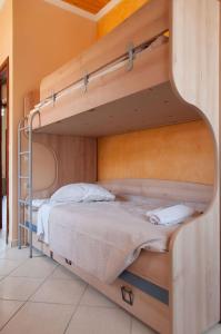 1 dormitorio con 2 literas en una habitación en Soureto's House, en Liapades