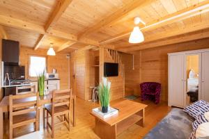 a living room with a table and a kitchen at Marina in Jarosławiec
