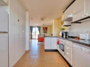 Kuchyňa alebo kuchynka v ubytovaní Holiday Home Jardines de Denia I by Interhome