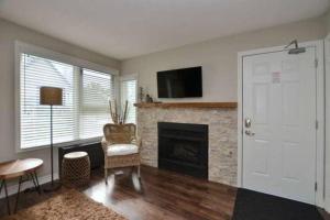 Televisyen dan/atau pusat hiburan di #Ski-in/Ski-out Cozy Studio at North Creek Resort