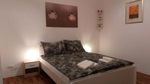 un letto in una stanza con due luci accese di GästeHaus „Barbara” mit Garage in 26919 Brake a Brake