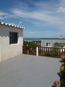 a patio with a fence and a house at Excelente Casa Cumbre del Diablo 3 in Punta Del Diablo