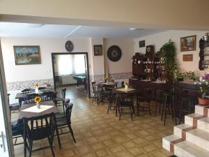un restaurante con mesas y sillas en una habitación en Anda vendégház, en Harkány
