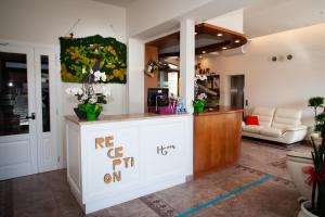 a bar in a lobby with a reception counter at Hotel Giardino in Bibbiena