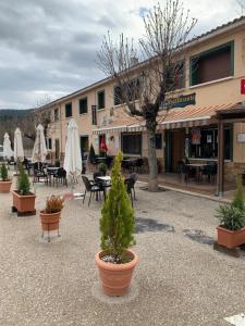 un patio con mesas y sillas y un edificio en La Laguna, en Uña