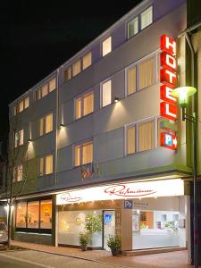 ein Hotelgebäude mit einem Schild davor in der Unterkunft Rußmann Hotel & Living in Goldbach