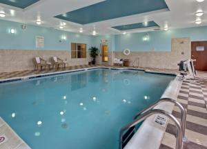 uma grande piscina num quarto de hotel em Holiday Inn Christiansburg Blacksburg, an IHG Hotel em Christiansburg
