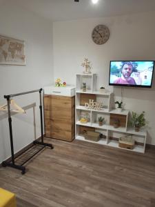 Televízia a/alebo spoločenská miestnosť v ubytovaní STUDIO-10