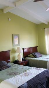 Postel nebo postele na pokoji v ubytování Harmony Motel