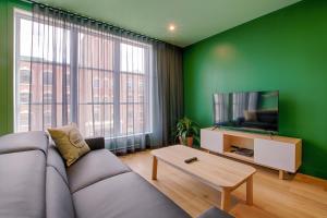 uma sala de estar com um sofá e uma televisão em Les Lofts Dorchester - Par Les Lofts Vieux-Québec em Cidade de Quebec