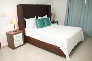 Postel nebo postele na pokoji v ubytování Acuarium Suite Resort