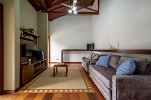 sala de estar con sofá y TV en Casa Completa Campinas, en Campinas
