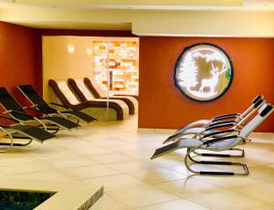 een wachtkamer met stoelen en een klok aan de muur bij ArdoSpa Hotel and Restaurant in Sarnitsa