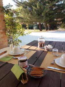 een houten tafel met een bord eten erop bij I Duchi Pellegrini in Santa Maria Nuova