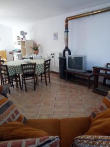- un salon avec un canapé et une télévision dans l'établissement I Duchi Pellegrini, à Santa Maria Nuova