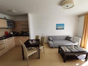 Kuchyňa alebo kuchynka v ubytovaní LIDO Apartamenty