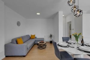 uma sala de estar com um sofá e uma mesa em Holiday home L & B Makarska em Makarska