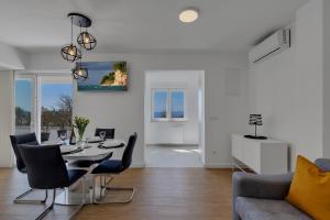 een eetkamer en een woonkamer met een tafel en stoelen bij Holiday home L & B Makarska in Makarska