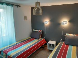 מיטה או מיטות בחדר ב-Gîte la maison de Mika