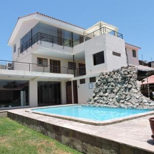 a house with a swimming pool in front of it at Hotel La Villa Mollendo in Mollendo