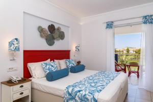 Un pat sau paturi într-o cameră la Sirocco Hotel