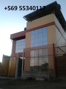un edificio con una valla delante en Departamento supervisores, en Diego de Almagro