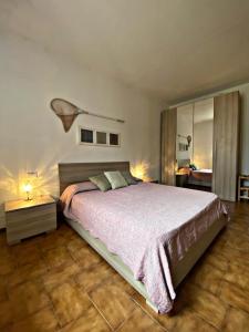 a bedroom with a large bed in a room at Casa Largo Taragio in Corniglia