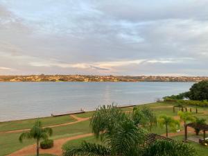 a view of a large body of water at Brisas do Lago - Apartamento 8 in Brasília