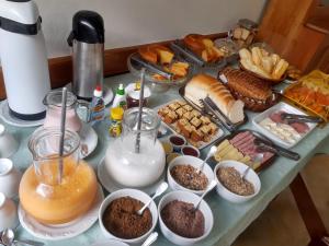 une table avec un tas de différents types d'aliments dans l'établissement Pousada Paradiso, à Santa Teresa 38 autres photos