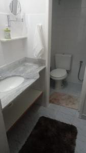 uma casa de banho com um lavatório e um WC em Pousada Paradiso em Santa Teresa