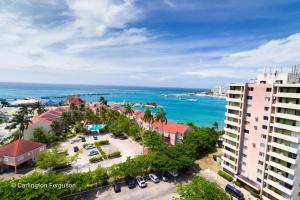 オーチョ・リオスにあるBeach-side condos at Turtle Beach Towersのリゾートと海の空中を望む