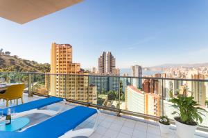 einen Balkon mit Stadtblick in der Unterkunft Gran terraza privada con vistas espectaculares - Torre Lúgano in Benidorm