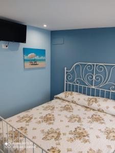 レトイアンニにあるCasa relax Letojanni- taorminaの青い壁のベッドルーム1室