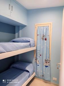レトイアンニにあるCasa relax Letojanni- taorminaのベッドルーム(二段ベッド1組、シャワー付)