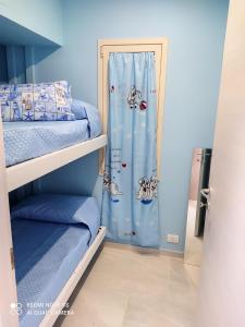 レトイアンニにあるCasa relax Letojanni- taorminaの二段ベッド1組、シャワーが備わる客室です。