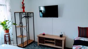 A television and/or entertainment centre at Perla