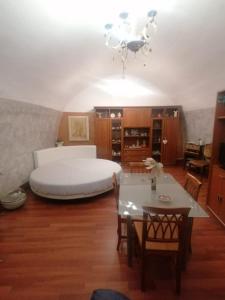 sypialnia z łóżkiem i stołem oraz jadalnia w obiekcie Casa Vacanza Mary w mieście Santeramo in Colle